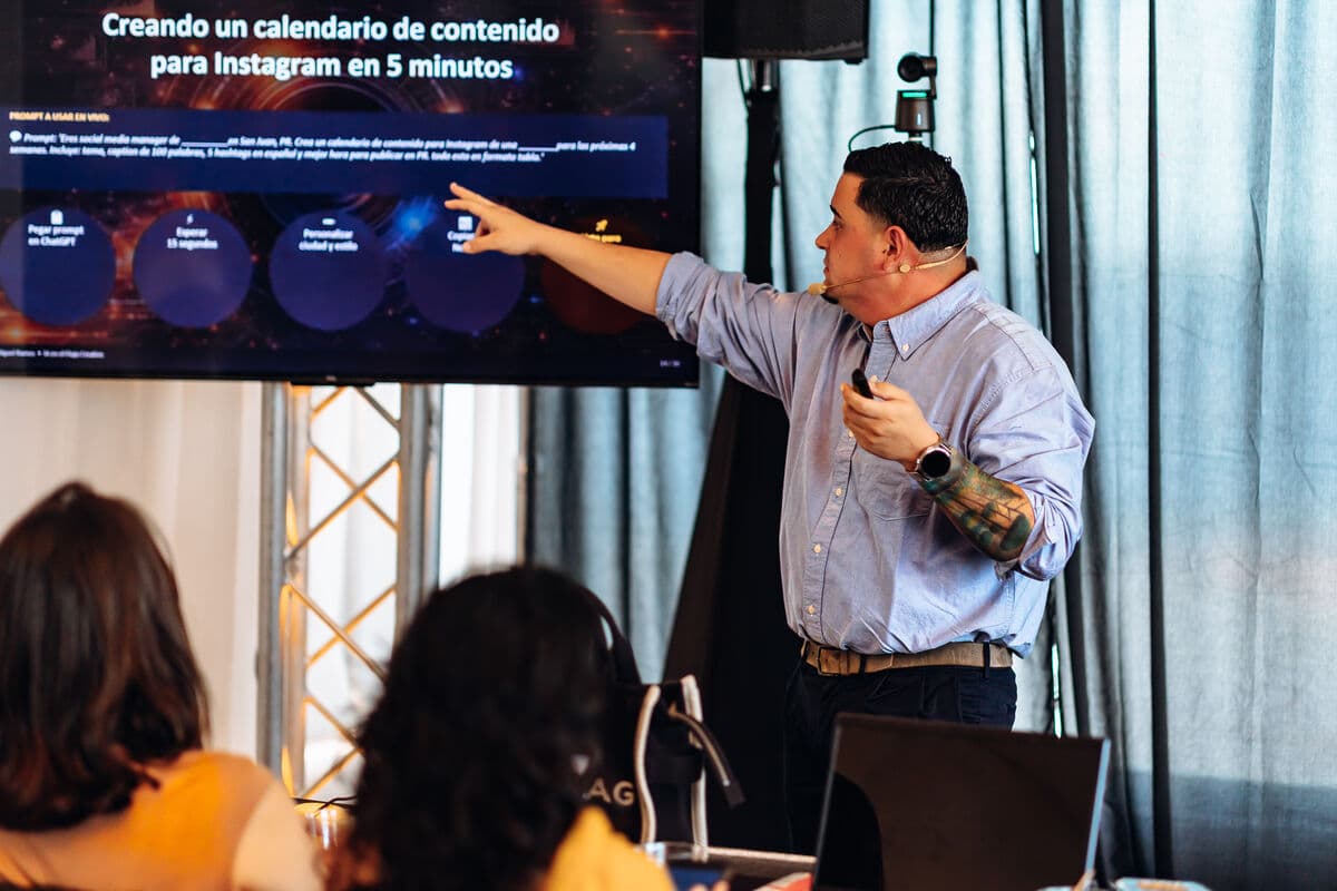 Luis Pintado facilitando el bootcamp de IA