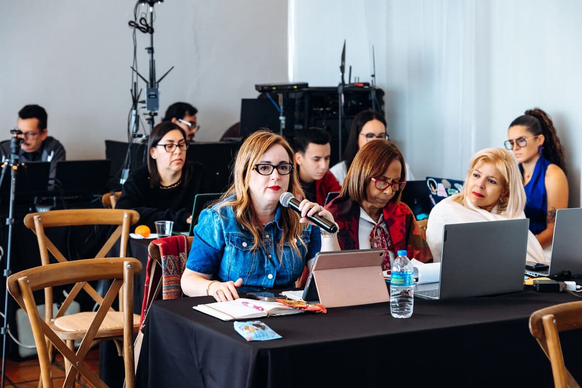 Asistentes practicando con IA en sus negocios