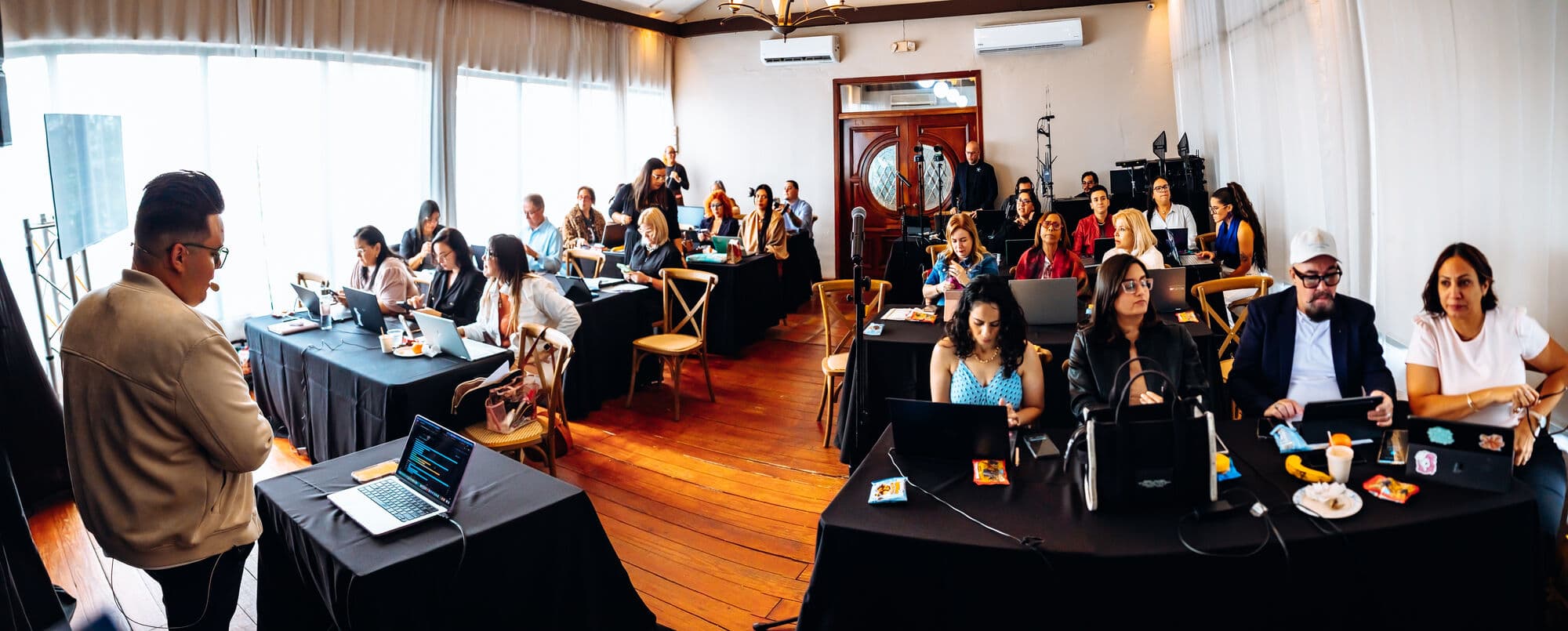 Sala llena en el bootcamp de IA